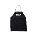 Schwarze NIKA Friseurschürze mit Brusttasche und weißem Logo auf weißem Hintergrund