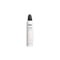 NIKA Styling Secrets Defining Mousse Flasche auf weißem Hintergrund, Haarstyling Produkt