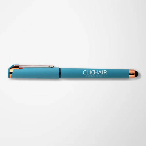 Clipen E26 di cliCHair, penna gel azzurro pastello con finiture oro rosa e logo bianco cliCHair Beyond Beauty