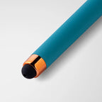 Stylus-Spitze von Clipen E26: schwarze weiche Spitze mit roségoldenem Ring am pastellblauen Schaft