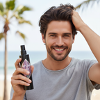 Junger Mann mit Xflex Freaky Briny Sea Salt Spray am Strand, Palmen im Hintergrund.