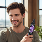 Mann hält Edelstein Xflex Glaze Spray Gel Flasche, Haarstyling im modernen Raum