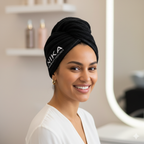 Junge Frau mit schwarzem NIKA Turban in modernem Salon, lächelnd, Haarpflege Accessoire
